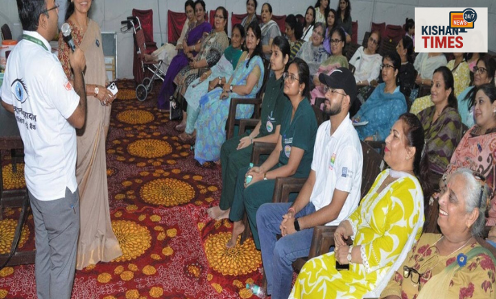 सीमा जैन प्रतिभागियों को प्लास्टिक रीयूज और रिसाइकल की विधियाँ सिखाते हुए निशा सुराना सीड बॉल्स बनाना सिखाते हुए प्रतिभागियों के साथ एम्स चिकित्सक नेत्रदान पर जानकारी देते हुए उपस्थितजनों को संबोधित करते हुए