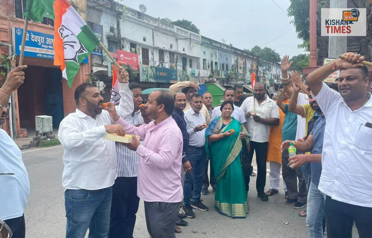 "हरिद्वार के देवपुरा चौक पर कांग्रेस कार्यकर्ताओं द्वारा पंचायत चुनाव जीत का जश्न मनाते हुए मिठाई बांटते और नारे लगाते कार्यकर्ता"