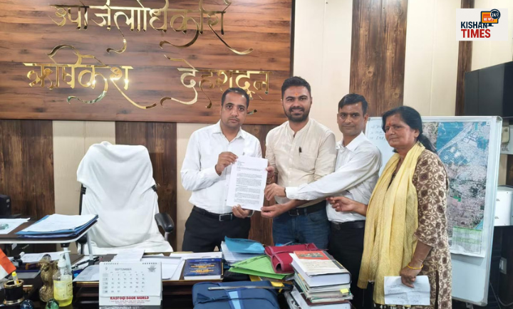 “ऋषिकेश नगर निगम में आधार शिविर लगाने की मांग करते पार्षद”