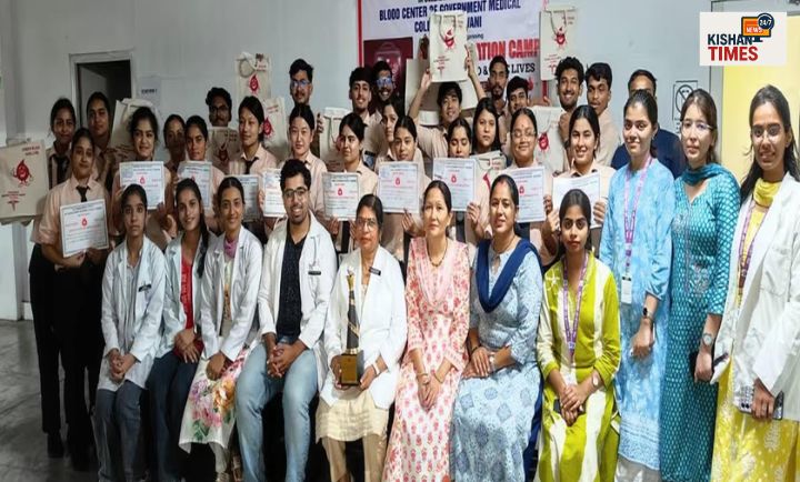 पाल कॉलेज ऑफ नर्सिंग में आयोजित रक्तदान शिविर में रक्तदान करते युवा।