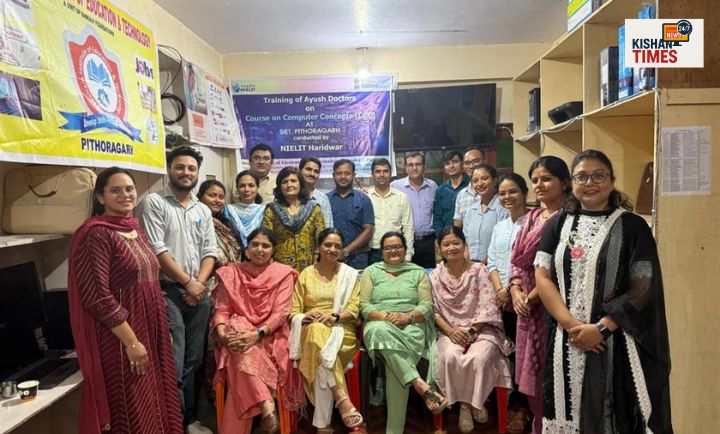 “आयुष चिकित्सकों और मिनिस्ट्रियल कर्मियों को कंप्यूटर प्रशिक्षण के दौरान सहभागी चिकित्सकों द्वारा व्यावहारिक सत्र में लैपटॉप और प्रोजेक्टर उपकरण इस्तेमाल करते हुए।”