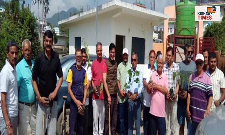“पिथौरागढ़ के मोक्षधाम परिसर में सोशल वेलफेयर सोसायटी के सदस्य और स्थानीय लोग विभिन्न प्रजातियों के पौधे लगाते हुए।”