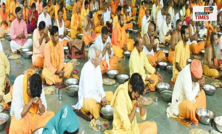 शांतिकुंज में सामूहिक श्राद्ध तर्पण संस्कार करते श्रद्धालु।