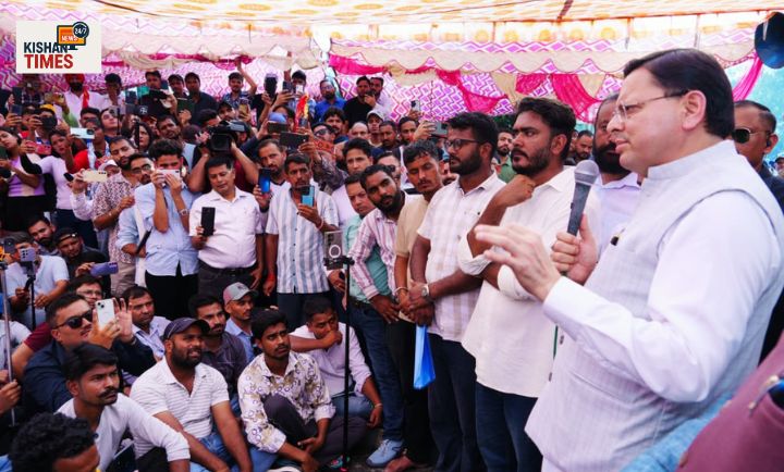 “परेड ग्राउंड में आंदोलनरत युवाओं से मिलते और सीबीआई जांच की घोषणा करते सीएम पुष्कर सिंह धामी”