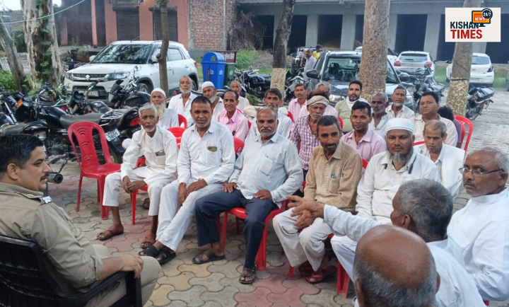 साइबर ठगी और सड़क सुरक्षा पर जानकारी देते पुलिसकर्मी।