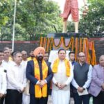 राज्यपाल गुरमीत सिंह और मुख्यमंत्री पुष्कर सिंह धामी भगीरथ उद्यान में भव्य राजा भगीरथ प्रतिमा का अनावरण करते हुए