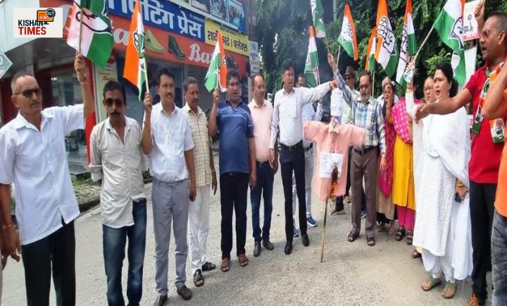 कोटद्वार में राष्ट्रीय राजमार्ग-119 बाईपास प्रभावितों की समस्याओं पर आयोजित समन्वय बैठक में विधानसभा अध्यक्ष ऋतु खंडूड़ी भूषण अधिकारियों और स्थानीय प्रतिनिधियों के साथ चर्चा करती हुईं।