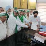 इकबालपुर शुगर मिल भुगतान को लेकर रुड़की में धरना देते किसान।