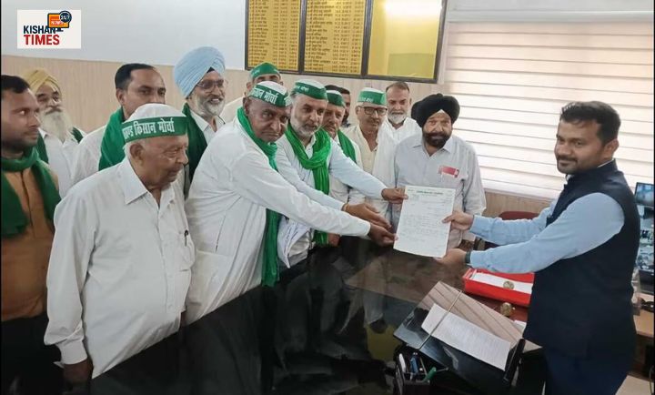 इकबालपुर शुगर मिल भुगतान को लेकर रुड़की में धरना देते किसान।