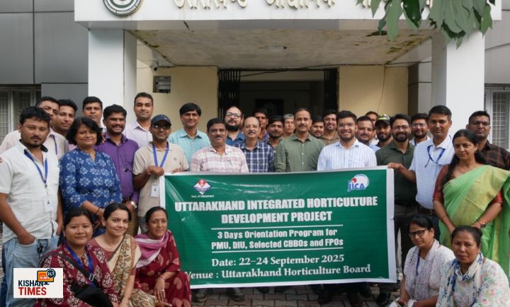देहरादून में उत्तराखंड उद्यानिकी परिषद की कार्यशाला में किसानों को प्रशिक्षण देते अधिकारी।
