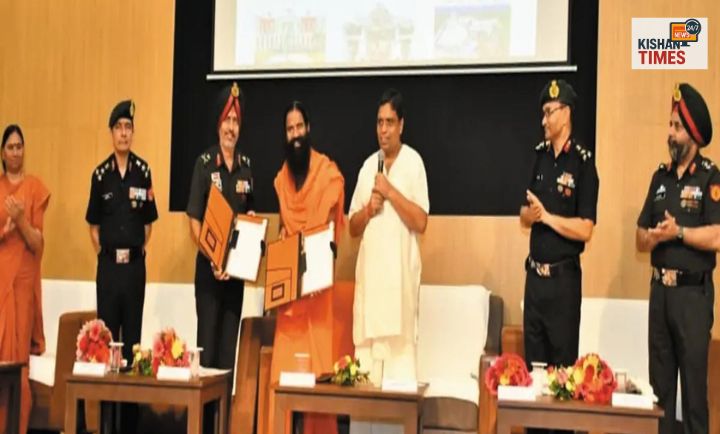 पतनजलि योगपीठ और सेना अधिकारियों के बीच एमओयू पर हस्ताक्षर का दृश्य"