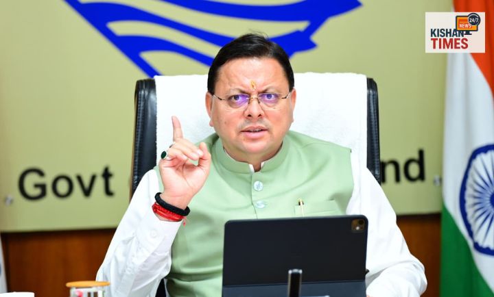 “देहरादून सचिवालय में बैठक करते सीएम पुष्कर सिंह धामी और वरिष्ठ अधिकारी”