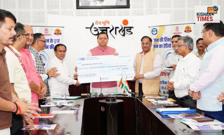 "मुख्यमंत्री पुष्कर सिंह धामी वरिष्ठ नागरिकों और दिव्यांगजनों से संवाद करते हुए"