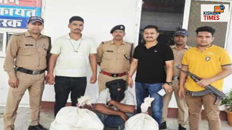 "रुद्रपुर पुलिस और एएनटीएफ की संयुक्त कार्रवाई में 25.9 किलो गांजा बरामद करते हुए पुलिसकर्मी"