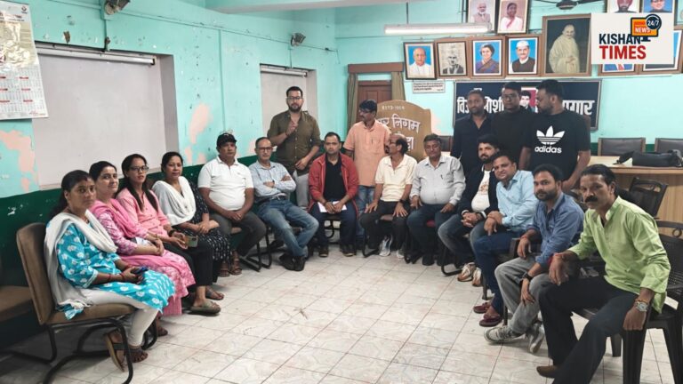 "अल्मोड़ा नगर निगम की बैठक में पार्षद आंदोलन की चेतावनी देते हुए"