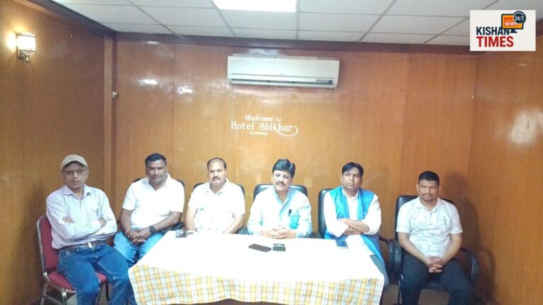 "अल्मोड़ा विधायक मनोज तिवारी प्रेस वार्ता में क्वारब भूस्खलन पर सरकार और प्रशासन को घेरते हुए"
