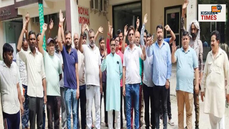"हरिद्वार की टूटी सड़कों पर विरोध प्रदर्शन करते स्थानीय लोग"