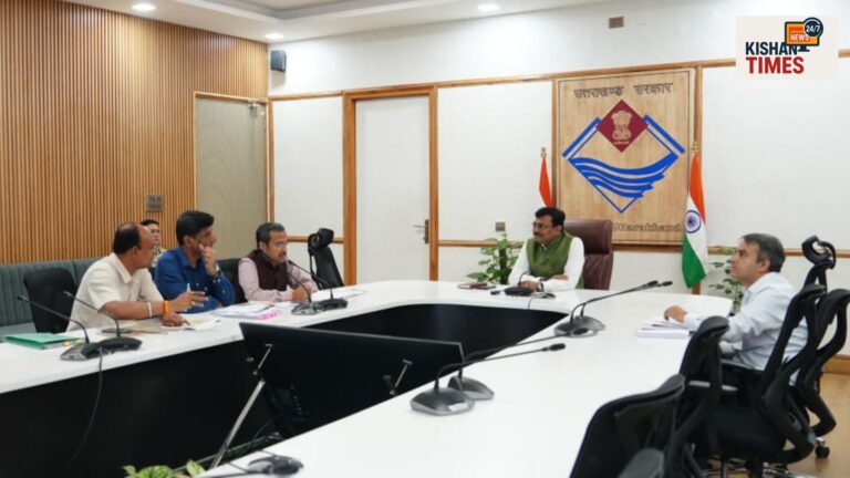 उत्तराखंड में ईको-टूरिज्म विकास की बैठक में मुख्य सचिव आनंद बर्द्धन और वरिष्ठ अधिकारी योजनाओं पर चर्चा करते हुए।