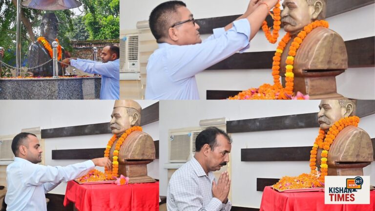 जिलाधिकारी मयूर दीक्षित पंडित गोविंद बल्लभ पंत जी के चित्र पर माल्यार्पण करते हुए