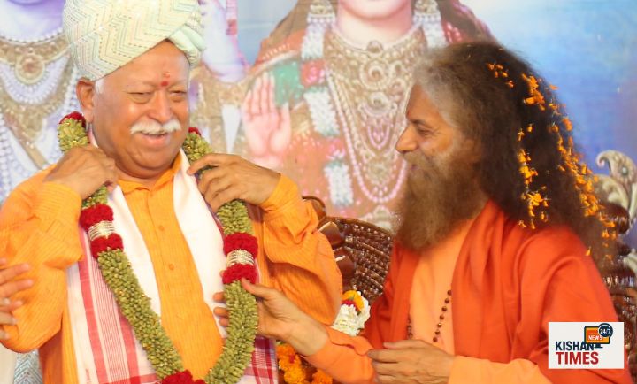 स्वामी चिदानन्द सरस्वती द्वारा डॉ. मोहन भागवत को जन्मदिन की शुभकामनाएँ देते हुए।