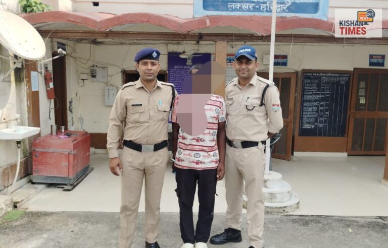 "लक्सर रेलवे स्टेशन पर जीआरपी पुलिस की गिरफ्त में आरोपी"