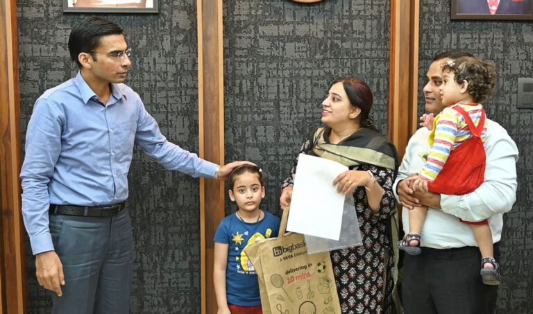 देहरादून डीएम कार्यालय में शिक्षिका कनिका मदान अपनी नन्ही बेटियों संग जिलाधिकारी सविन बंसल को धन्यवाद देती हुईं।