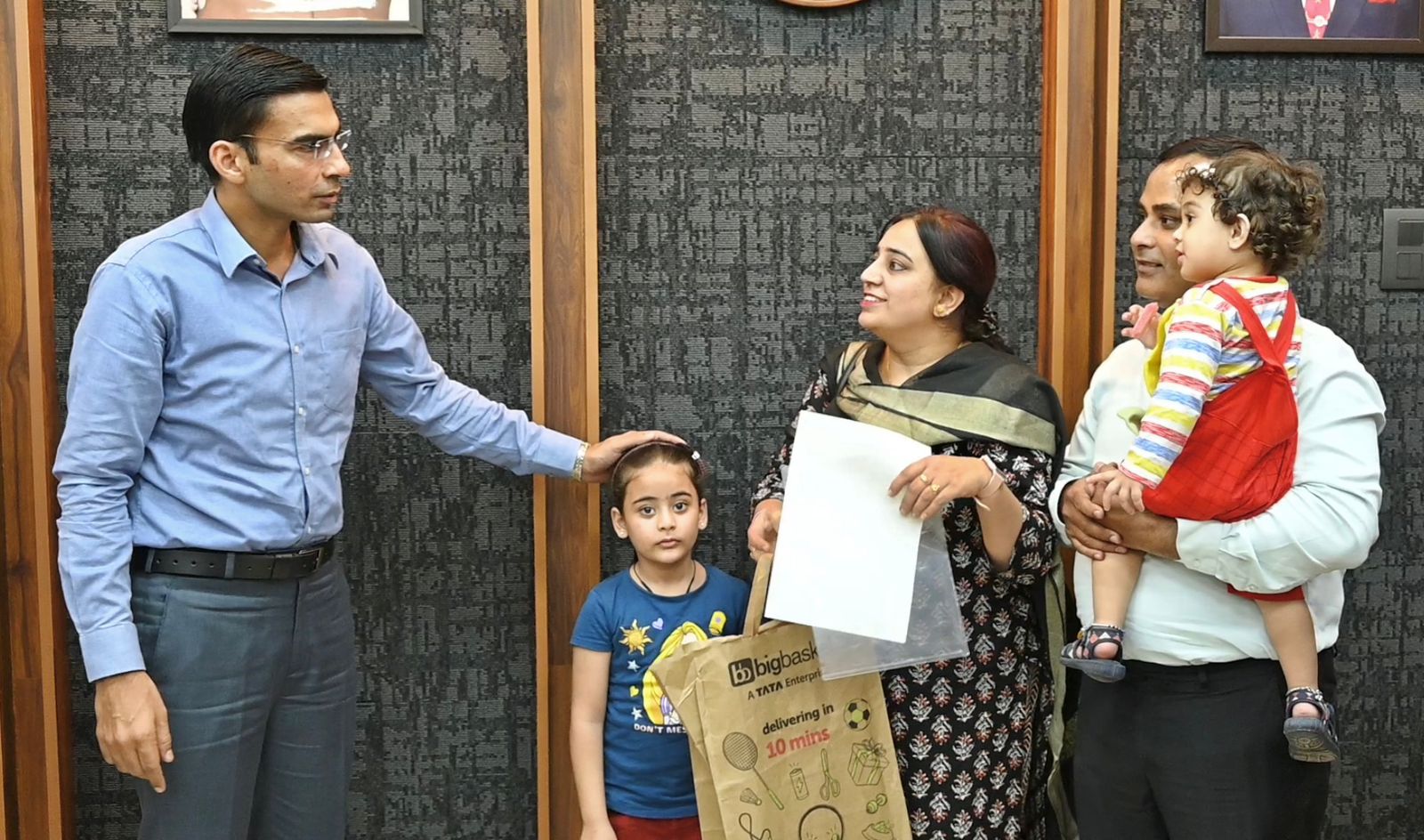 देहरादून डीएम कार्यालय में शिक्षिका कनिका मदान अपनी नन्ही बेटियों संग जिलाधिकारी सविन बंसल को धन्यवाद देती हुईं।