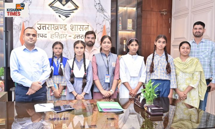 हरिद्वार में अंतर्राष्ट्रीय बालिका दिवस पर जिलाधिकारी मयूर दीक्षित के साथ एक दिन की डीएम बनी बालिकाएँ।