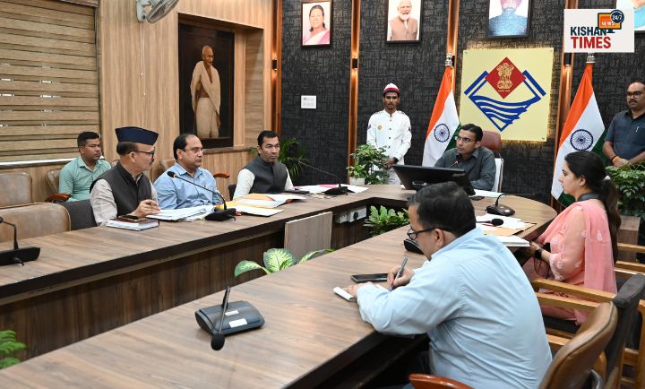 देहरादून डीएम सविन बंसल राशन और आयुष्मान कार्ड सत्यापन बैठक में निर्देश देते हुए।