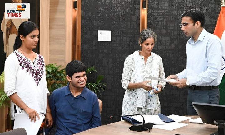 : देहरादून डीएम सविन बंसल द्वारा विधवा शोभा रावत को घर के कागजात लौटाए जाने का दृश्य।