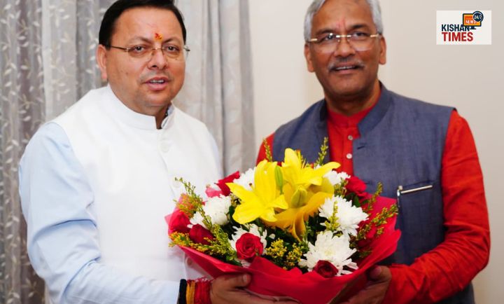 “सीएम पुष्कर सिंह धामी और पूर्व सीएम त्रिवेंद्र सिंह रावत दीपावली के अवसर पर एक-दूसरे को शुभकामनाएं देते हुए।”