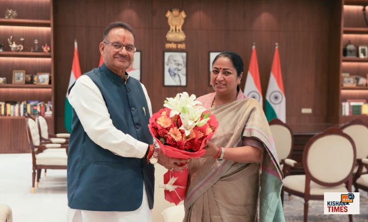 “कैबिनेट मंत्री गणेश जोशी नई दिल्ली में सीएम रेखा गुप्ता को उत्तराखण्ड उत्पाद भेंट करते हुए”