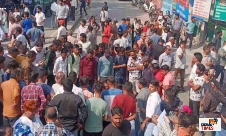 बदरीनाथ रा“ऋषिकेश में शराब के ठेके के बाहर युवक की हत्या के बाद जाम लगाते स्थानीय लोग”जमार्ग जाम