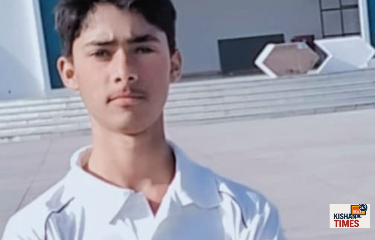 “लक्सर क्रिकेट अकादमी के युवा खिलाड़ी अर्श जावेद शतक लगाने के बाद जश्न मनाते हुए।”