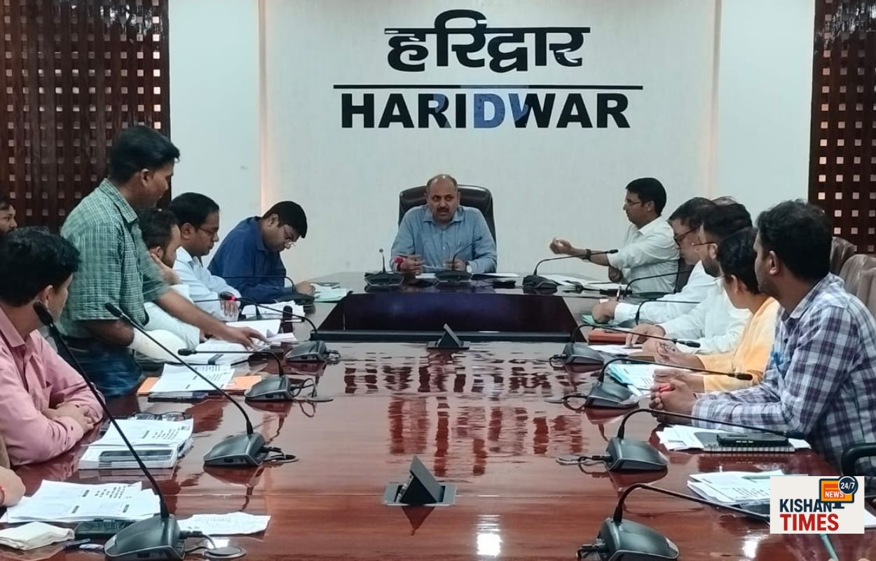 “हरिद्वार विकास भवन में सीडीओ डॉ. ललित नारायण मिश्र मनरेगा समीक्षा बैठक में निर्देश देते हुए।”
