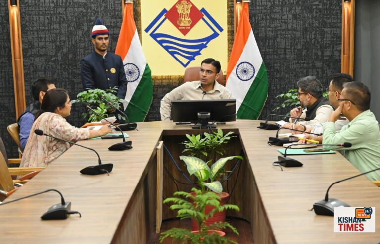 “देहरादून में उत्तराखंड रजत जयंती समारोह की तैयारियों का दृश्य – अधिकारी और लोक संस्कृति झांकी”