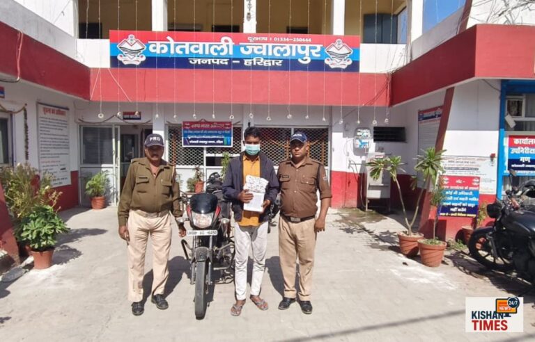 ज्वालापुर पुलिस ने होंडा बाइक सवार तस्कर से 485 ग्राम चरस बरामद की।