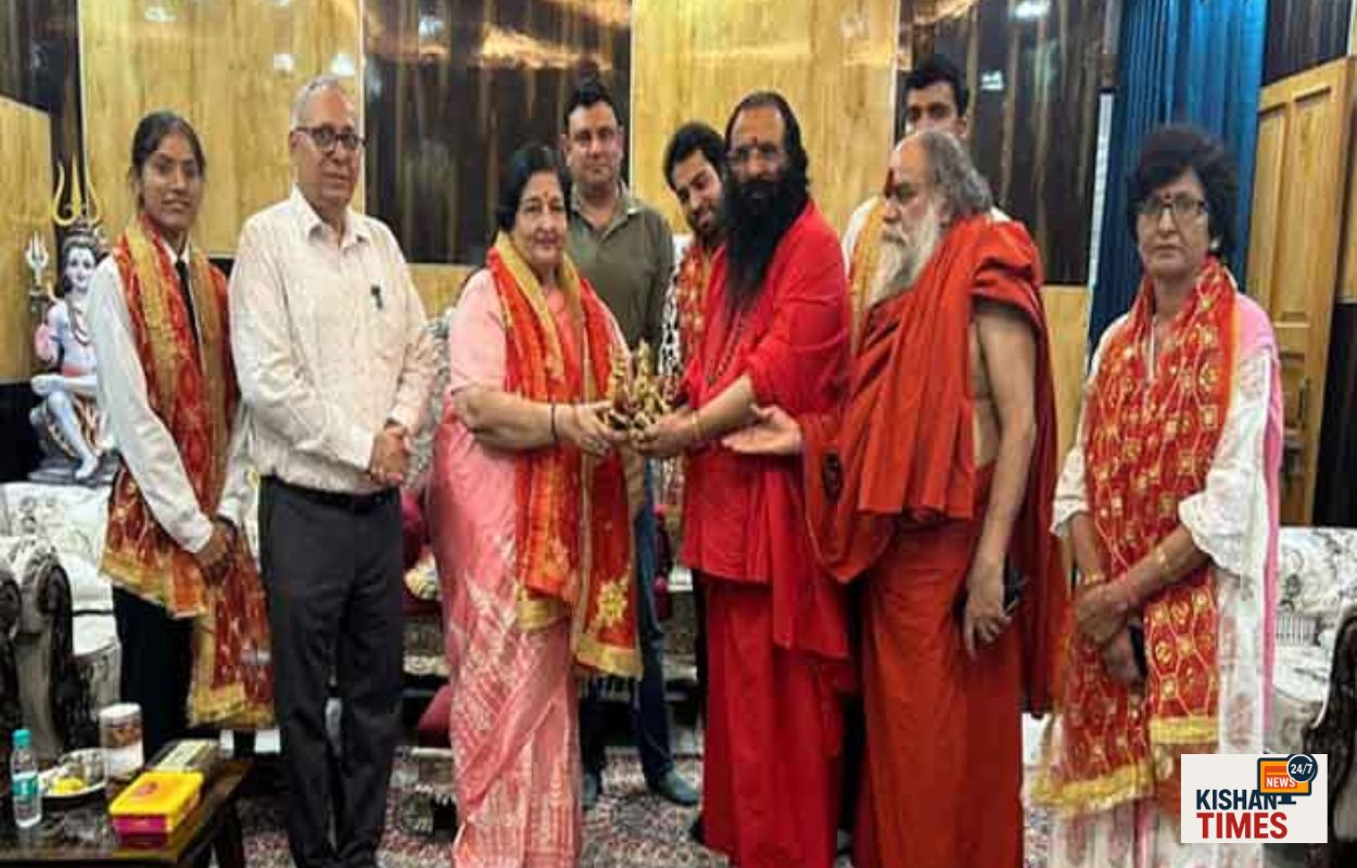 हरिद्वार में महंत रविंद्र पुरी महाराज से आशीर्वाद लेतीं भजन गायिका अनुराधा पौडवाल।