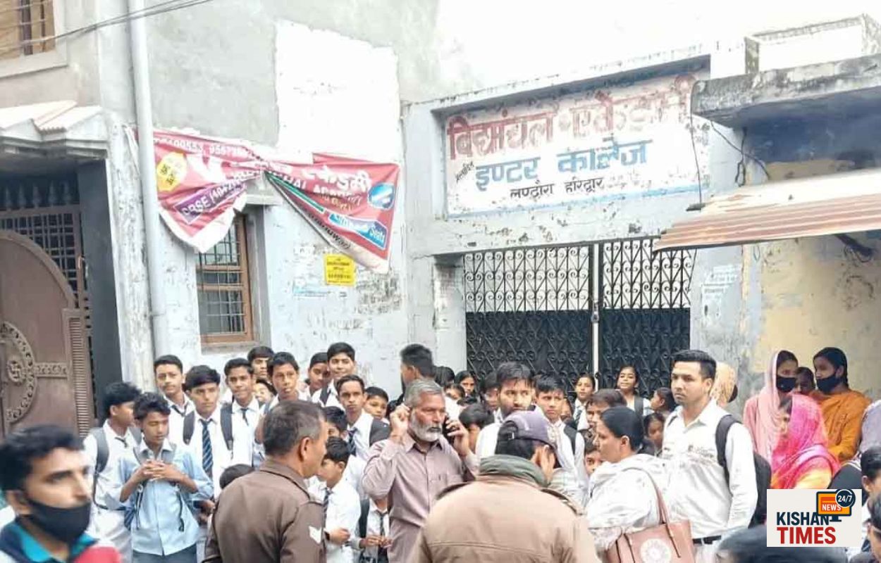 लंढौरा में विध्यांचल एकेडमी इंटर कॉलेज के गेट पर ताला और बाहर खड़े छात्र