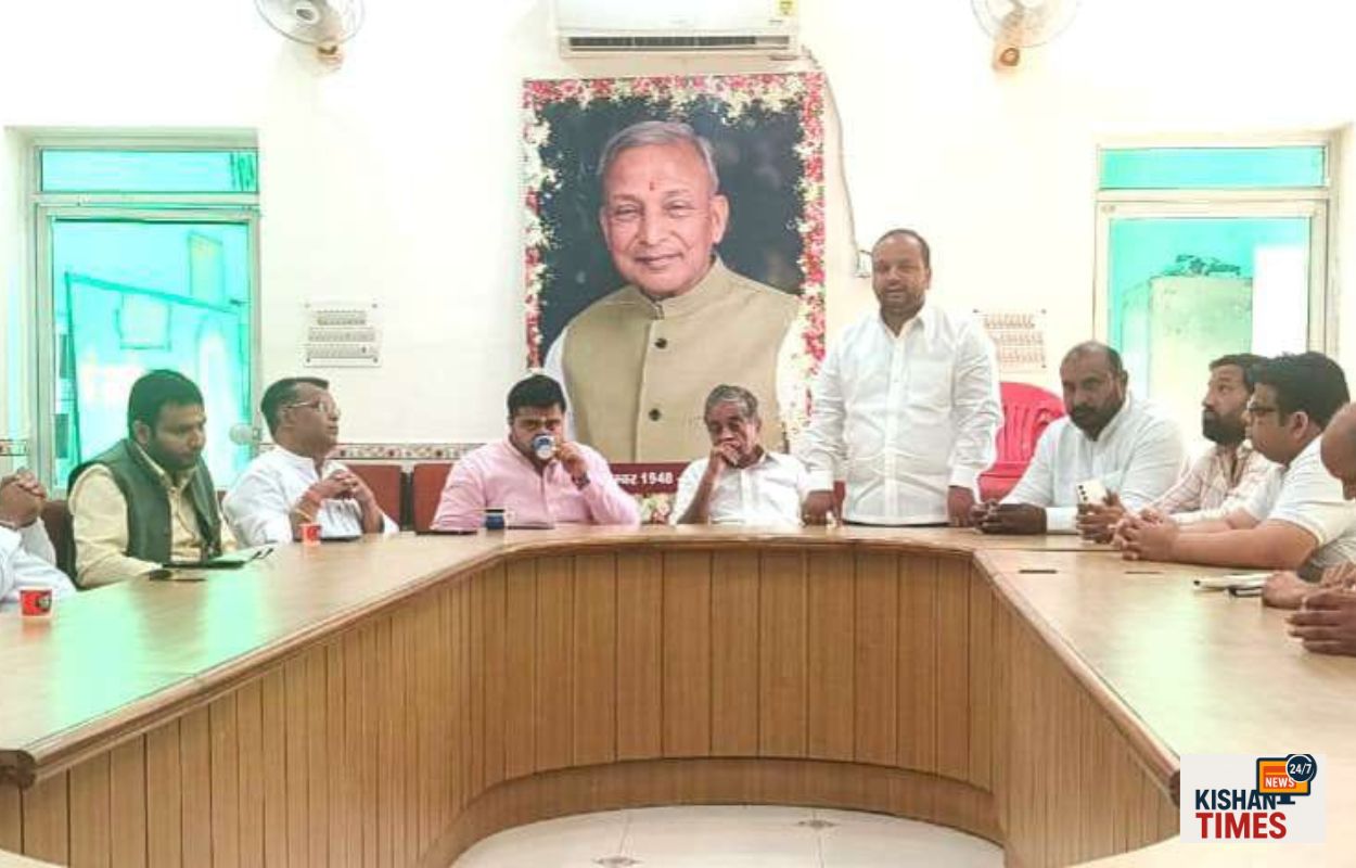 हरिद्वार में मायापुर स्थित कांग्रेस कार्यालय में किसानों की समस्याओं को लेकर आयोजित बैठक।