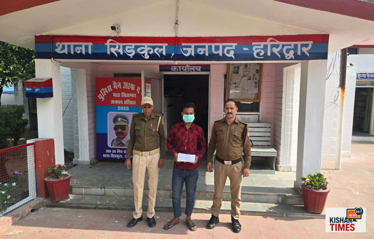 सिडकुल पुलिस द्वारा सट्टा खाई-बाड़ी में पकड़े गए आरोपी के साथ बरामदगी का प्रदर्शन।