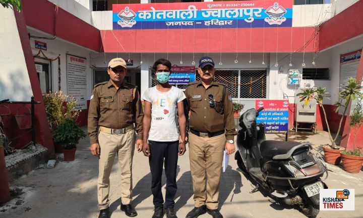 “हरिद्वार प्रेमनगर घाट पर प्रतिबंधित भोजन पकाने वाले युवक पर पुलिस की कार्रवाई।”
