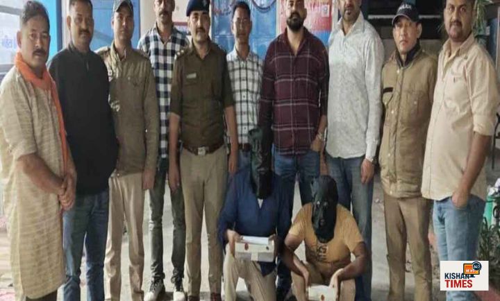 एसटीएफ टीम द्वारा रुद्रपुर में तीन किलो अफीम बरामद करते हुए गिरफ्तारी का दृश्य