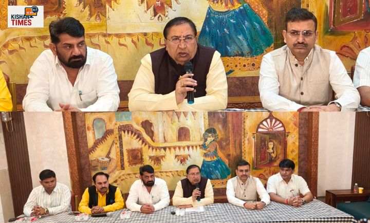 “राज्यसभा सांसद नरेश बंसल हरिद्वार में प्रेस कॉन्फ्रेंस के दौरान उत्तराखण्ड की उपलब्धियों की जानकारी देते हुए।”