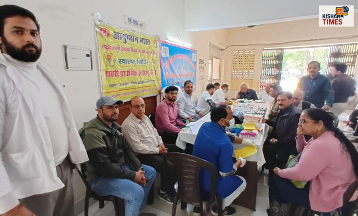 “हरिद्वार उपकोषागार में आयोजित पेंशनर्स स्वास्थ्य शिविर में डॉक्टर स्वास्थ्य जांच करते हुए।”