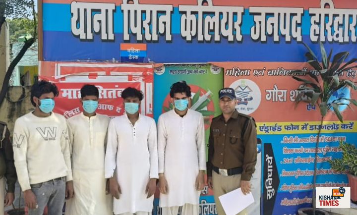 दरगाह कलियर के पास शांति भंग के बाद पुलिस गश्त करती हुई।