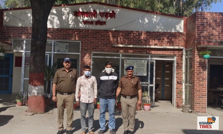 हरिद्वार पुलिस द्वारा कलियर बस स्टैंड पर शांति भंग करने वाले दो युवकों की गिरफ्तारी की प्रतीकात्मक तस्वीर।