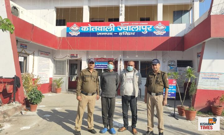 “हरिद्वार पुलिस द्वारा वारंटी अभियुक्तों की गिरफ्तारी के दौरान की तस्वीर – ज्वालापुर थाना परिसर।”