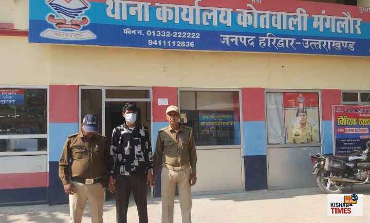 “हरिद्वार जिले के मंगलौर में हत्या के प्रयास के आरोपी की गिरफ्तारी के बाद पुलिस टीम की प्रतीकात्मक तस्वीर।”