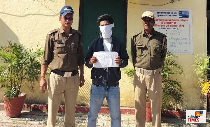 “पथरी थाना पुलिस द्वारा सट्टा लगाते युवक की गिरफ्तारी और बरामद नकदी की तस्वीर।”